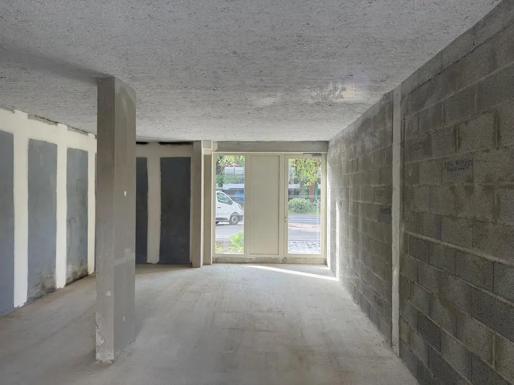 Intérieur du local avant travaux, poteau béton et cloison en attente